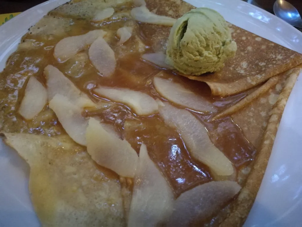 Crêpes au caramel beurre salé, pommes et glace pistache