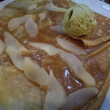Crêpes au caramel beurre salé, pommes et glace pistache